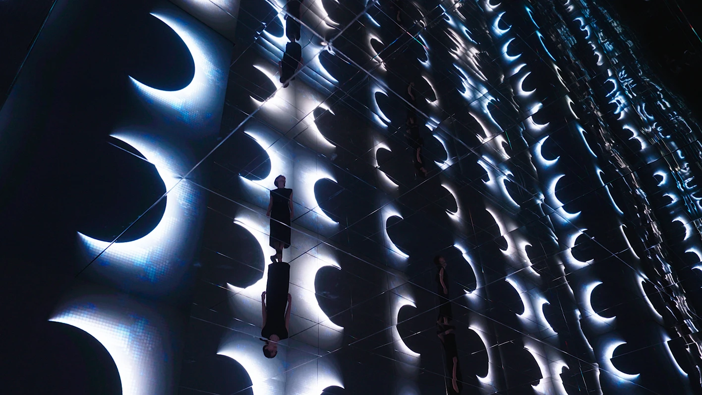 Light reflection pattern repeated on a curved structure.