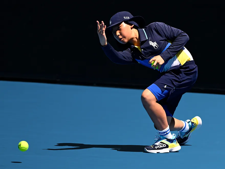 테니스 코트에서 공을 던지는 볼키즈