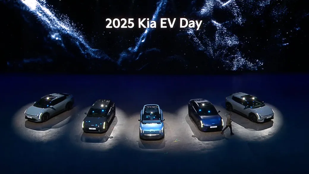 기아 EV4, EV2, EV5와 PBV PV5 차량이 무대에 전시된 2025 Kia EV Day 행사장 이미지