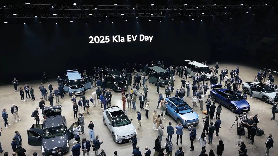 2025 Kia EV Day 행사장 전경과 전시된 기아 차량 이미지