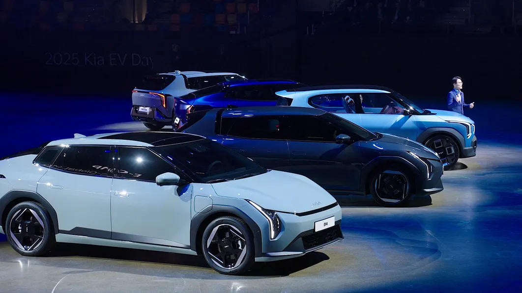 2025 Kia EV Day 무대에 전시된 EV4와 PV5 차량 이미지
