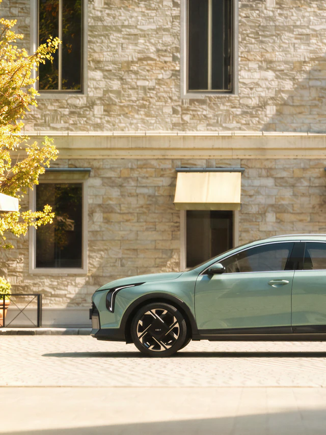 Side view of the Kia XCeed against a stone building