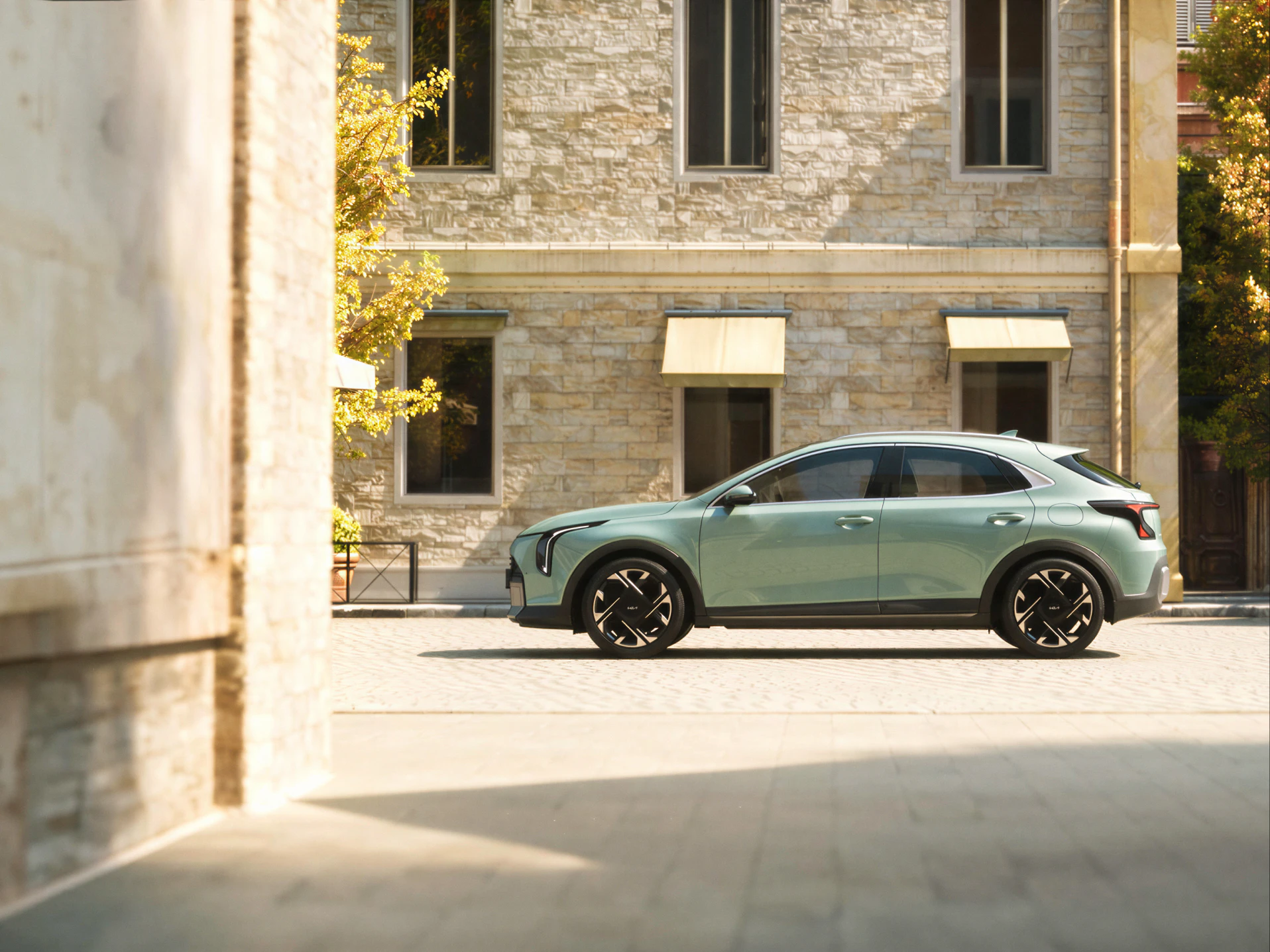 Side view of the Kia XCeed against a stone building