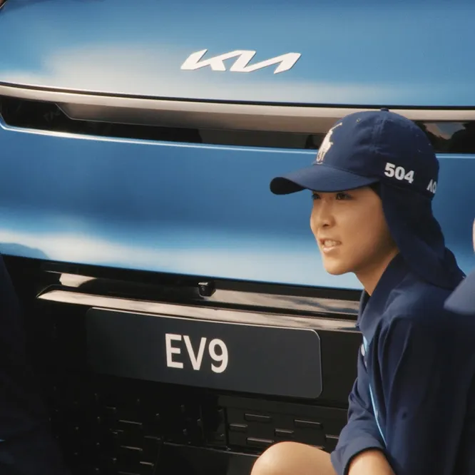 기아 차량 소유 고객의 자녀로 볼 키즈 활동에 참여한 어린이와 EV9 차량 이미지
