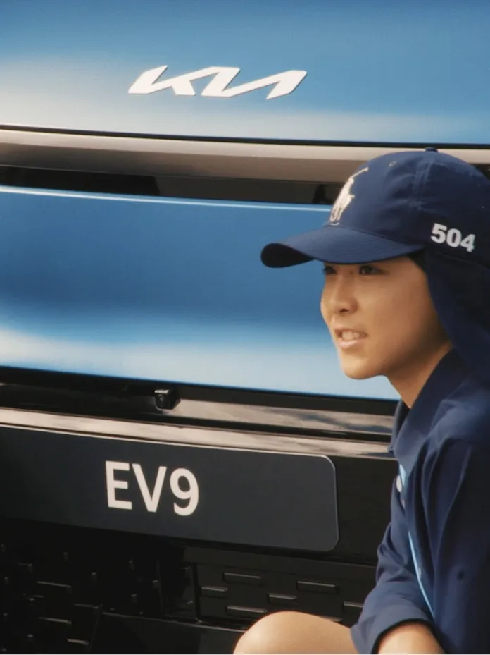기아 차량 소유 고객의 자녀로 볼 키즈 활동에 참여한 어린이와 EV9 차량 이미지