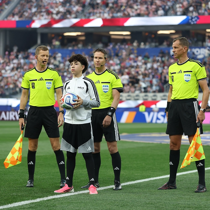 FIFA 경기장에서 공을 들고 입장하는 볼 키즈 장면