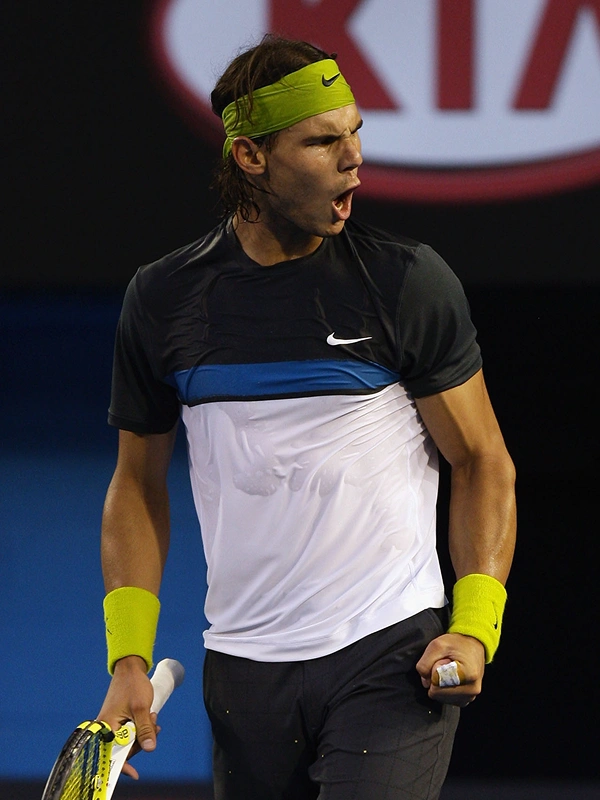 대형 경기장에서 펼쳐진 테니스 경기 전경