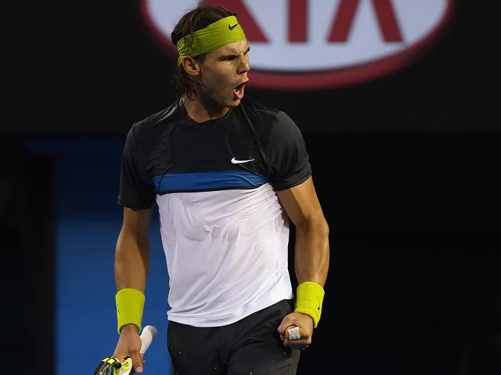 대형 경기장에서 펼쳐진 테니스 경기 전경