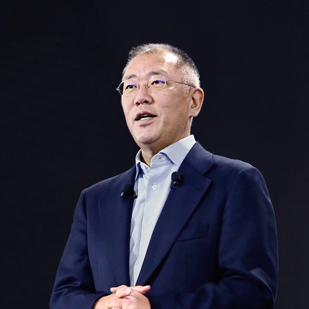 현대자동차그룹 정의선 회장이 무대에서 연설하는 모습