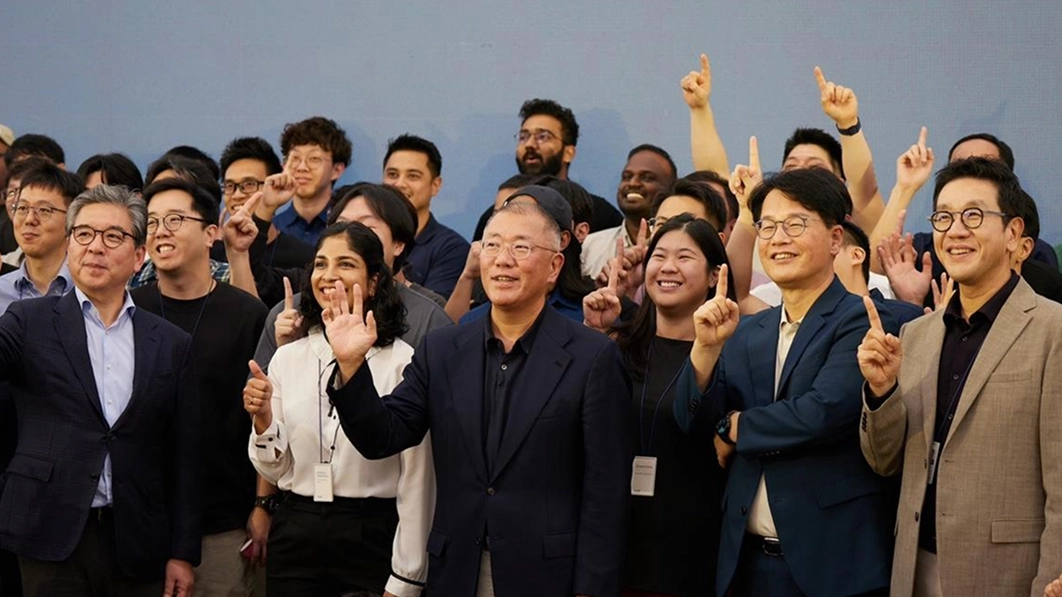 현대자동차그룹 정의선 회장이 임직원들과 기념 촬영하는 모습