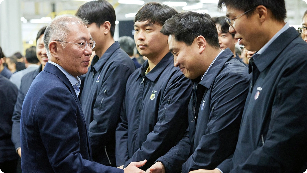 현대자동차그룹 정의선 회장이 연구진들과 대화하는 모습