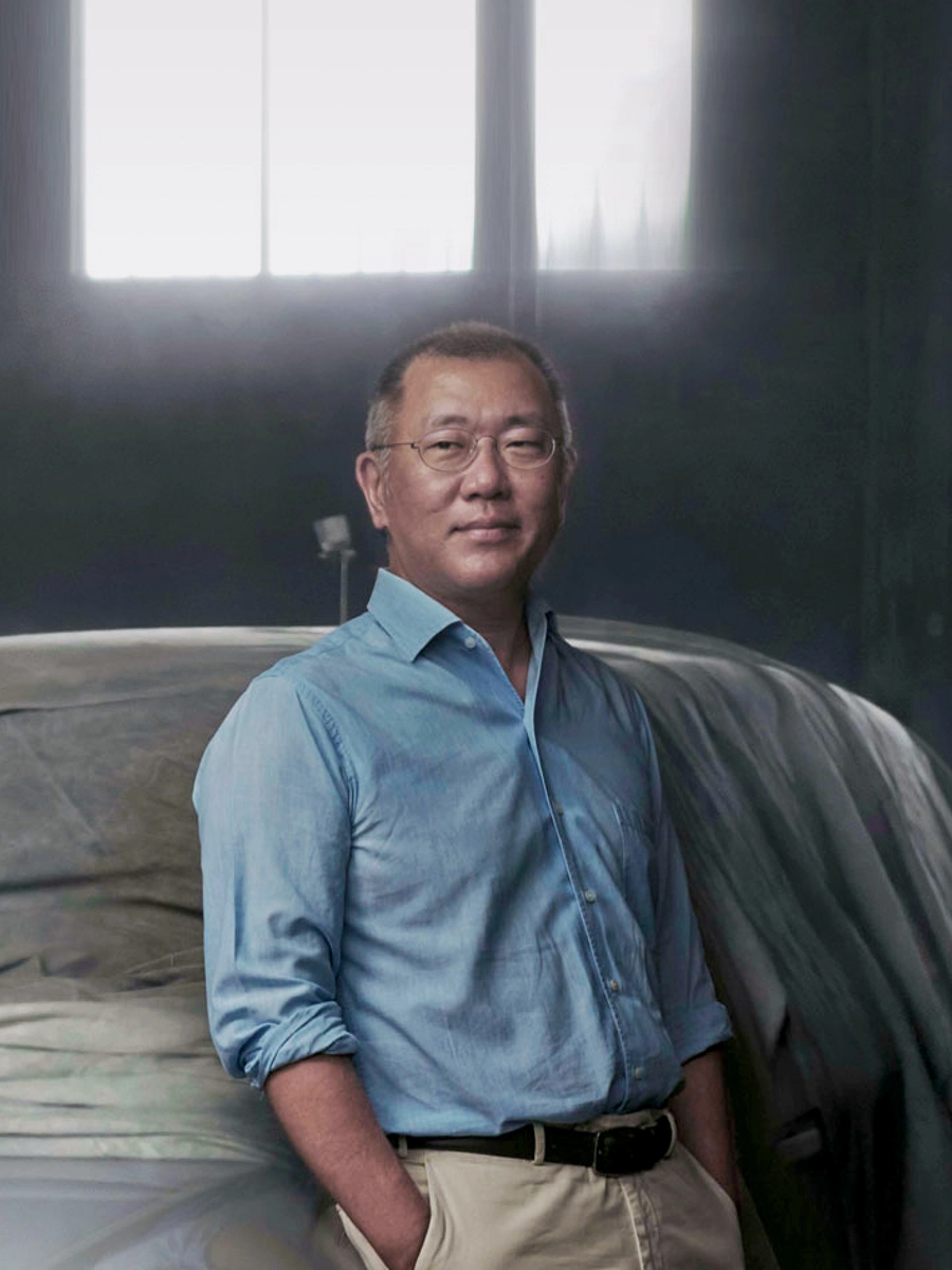 현대자동차그룹 정의선 회장이 디자인 모델 앞에 선 모습