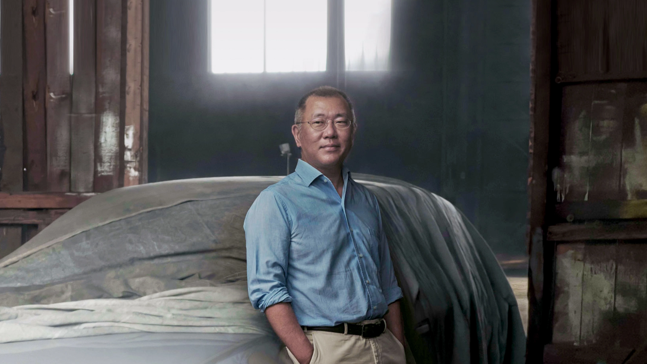 현대자동차그룹 정의선 회장이 디자인 모델 앞에 선 모습