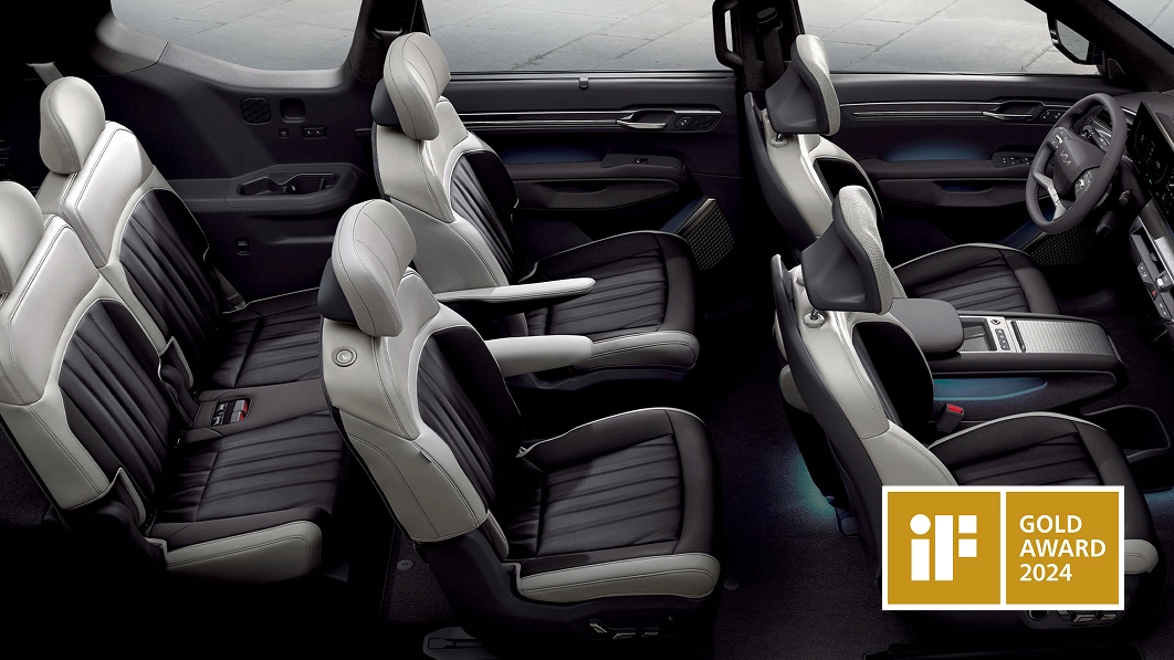 Driving image of Kia EV3 with IDEA Design Award logo