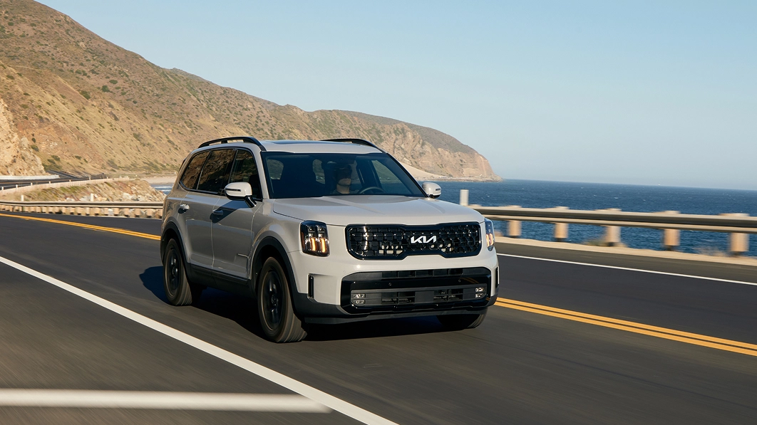 Kia Telluride driving image