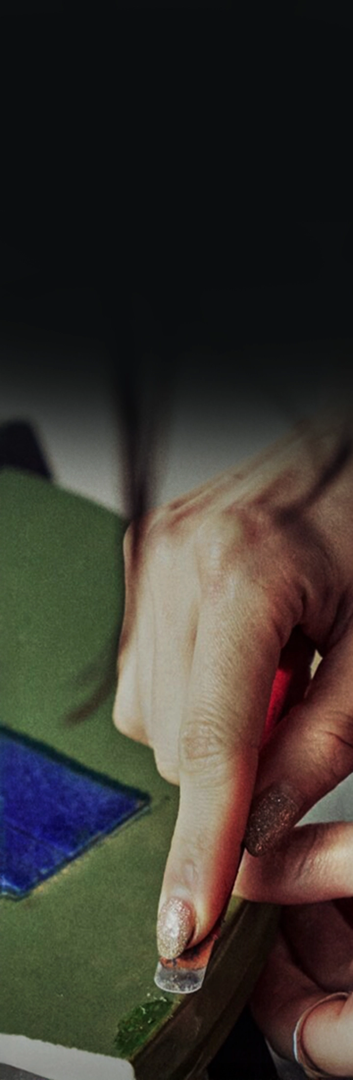 작업 도구로 재료를 가공하는 손 디테일 이미지