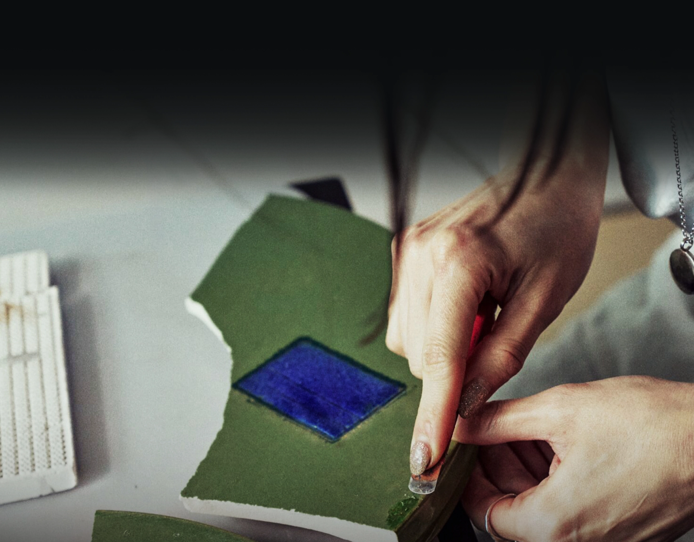 작업 도구로 재료를 가공하는 손 디테일 이미지