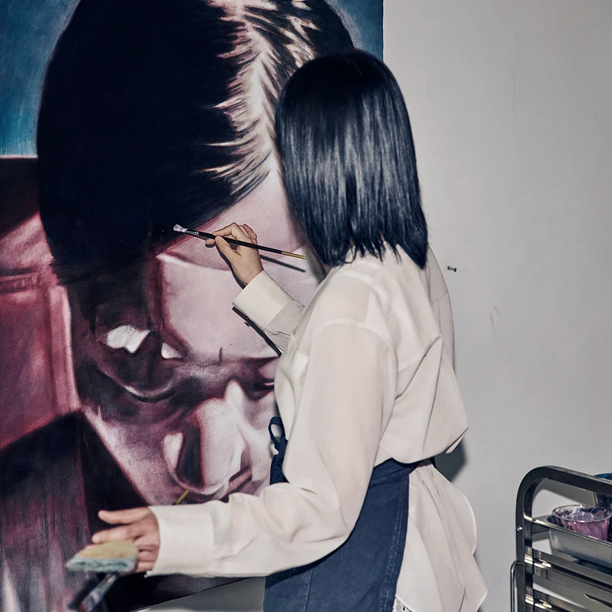 대형 인물 초상화를 작업하는 작가 이미지