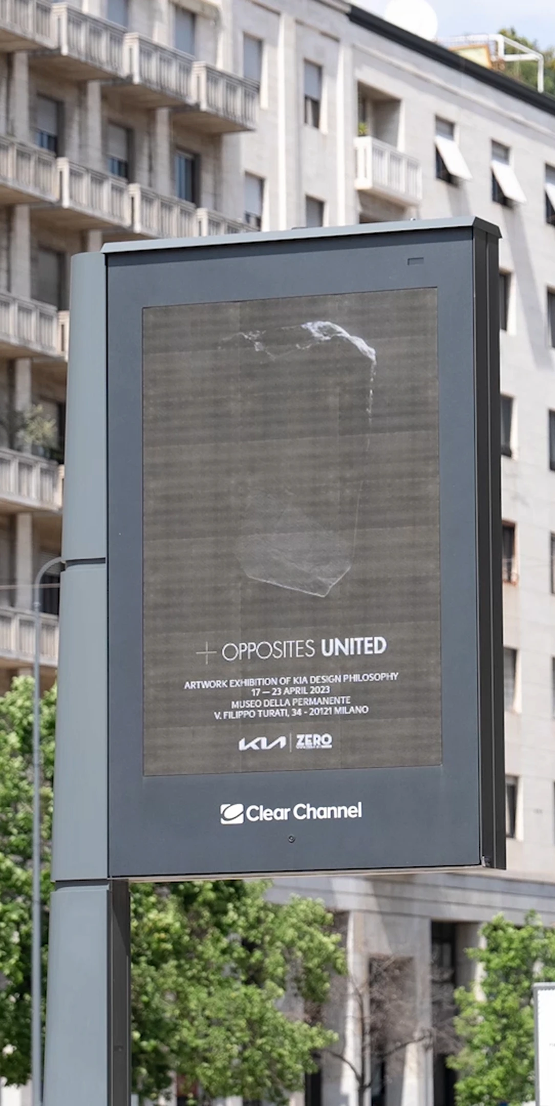 기아의 '23 OPPOSITES UNITED' 전시를 홍보하는 포스터가 부착된 밀라노 거리의 대형 광고판