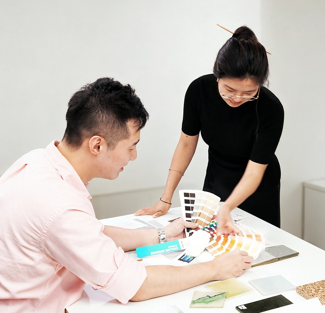 Image of the Kia China CMF team reviewing color and material samples