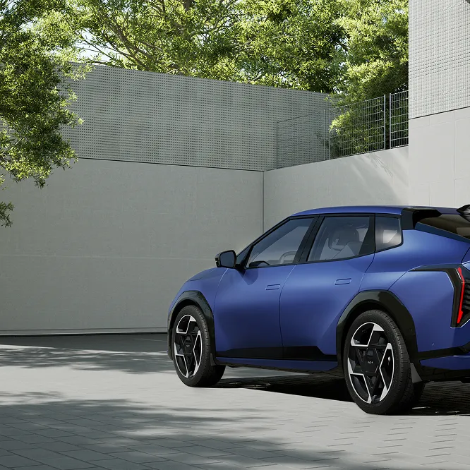 야외에 정차된 기아 EV5의 후면 모습 이미지