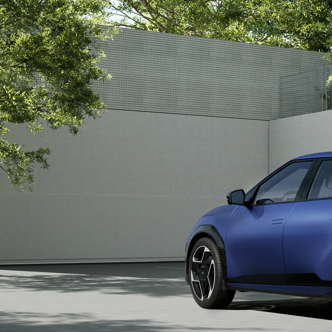 야외에 정차된 기아 EV5의 후면 모습 이미지