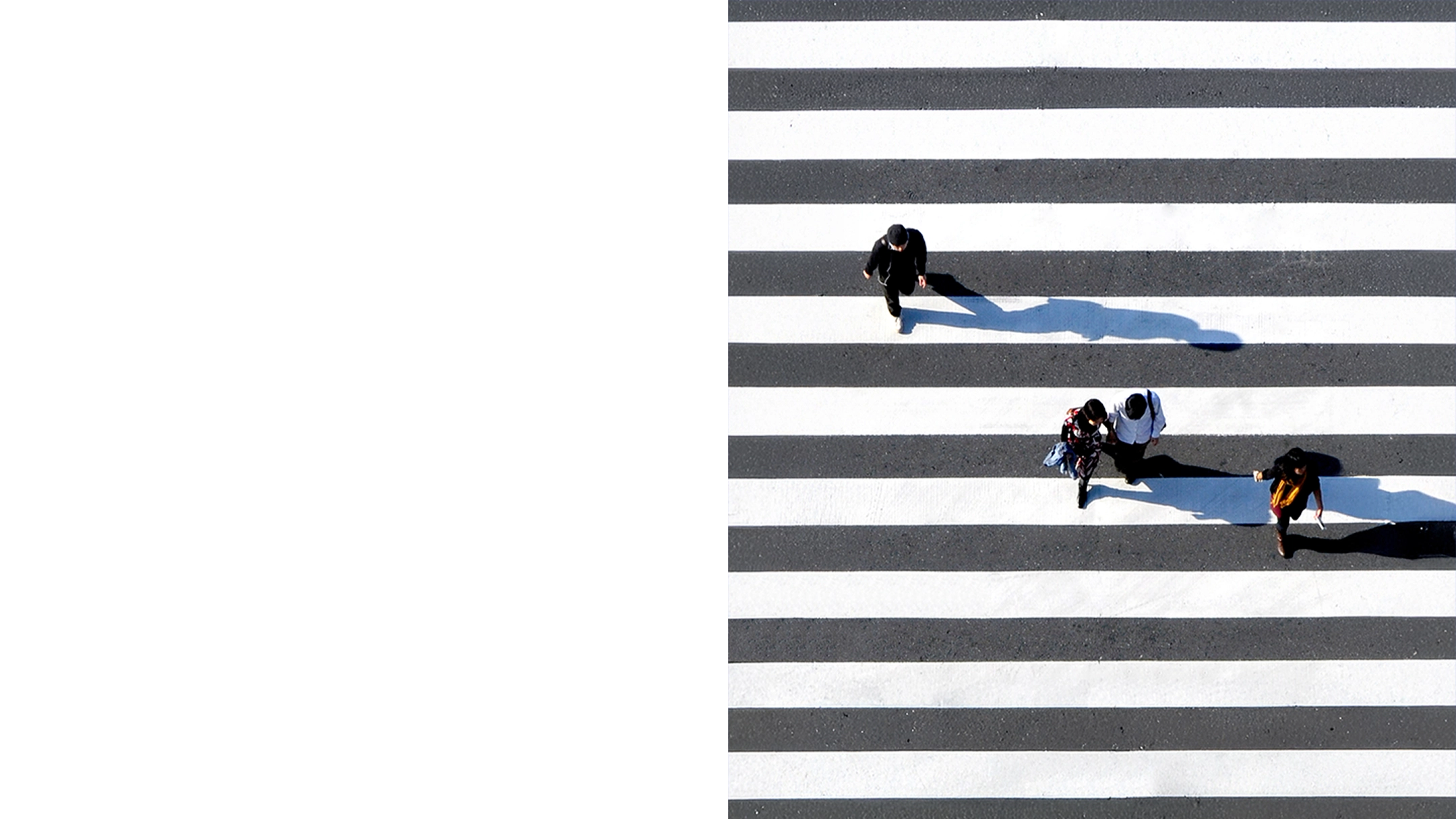 횡단보도를 건너는 보행자와 차량 안전 시스템 개념 이미지