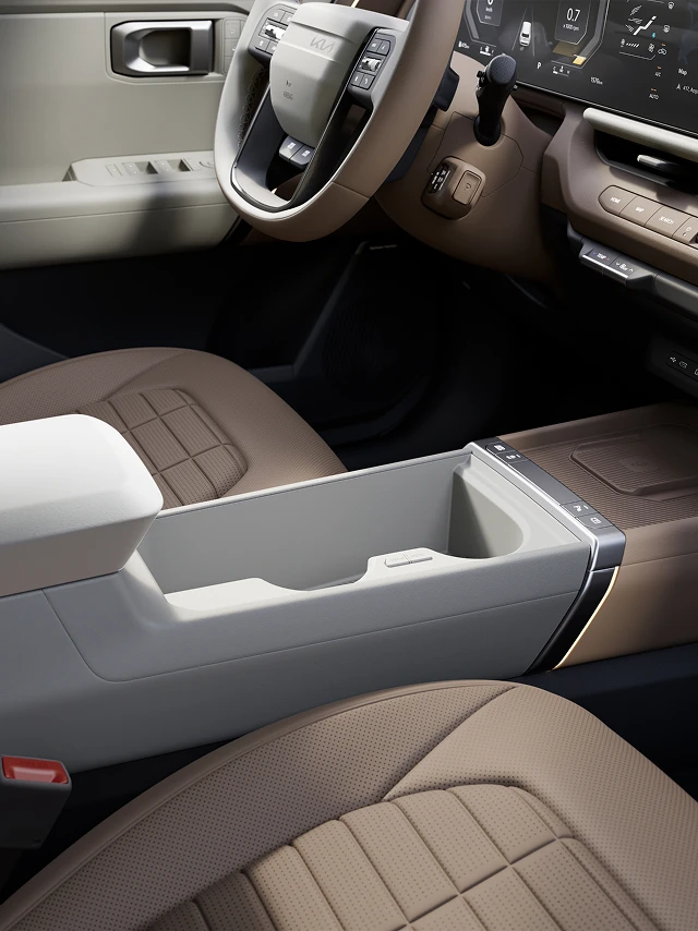 프리미엄 인테리어를 보여주는 기아 하이브리드 차량 실내 이미지