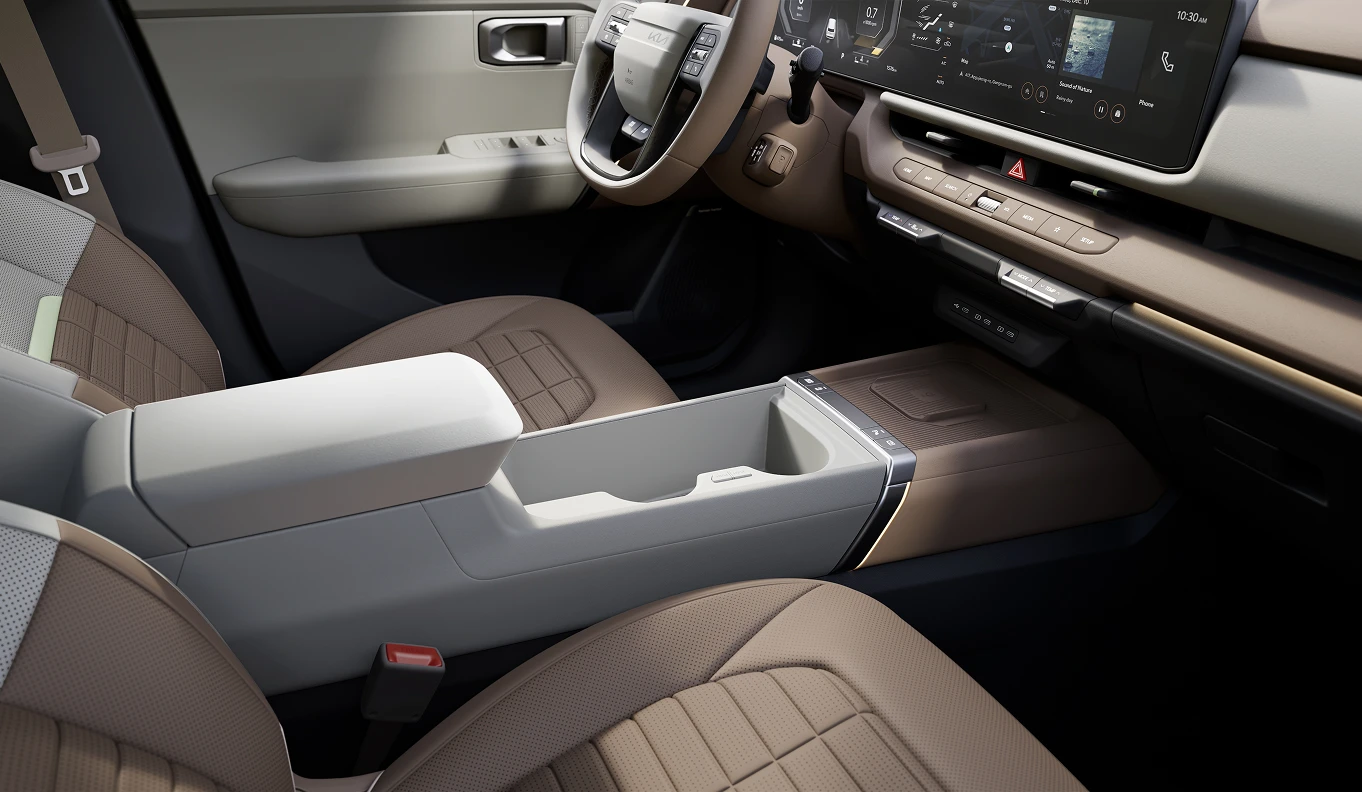 프리미엄 인테리어를 보여주는 기아 하이브리드 차량 실내 이미지