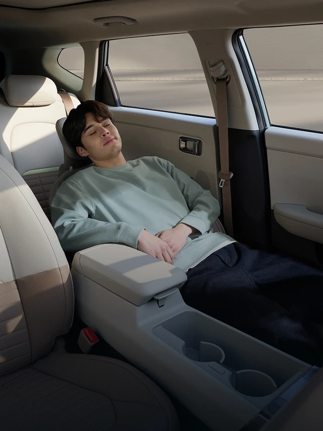 차량 실내에서 휴식을 취하는 탑승자 모습 이미지