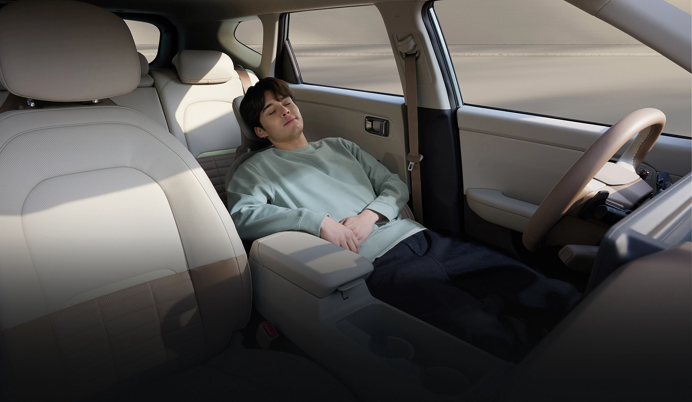 차량 실내에서 휴식을 취하는 탑승자 모습 이미지