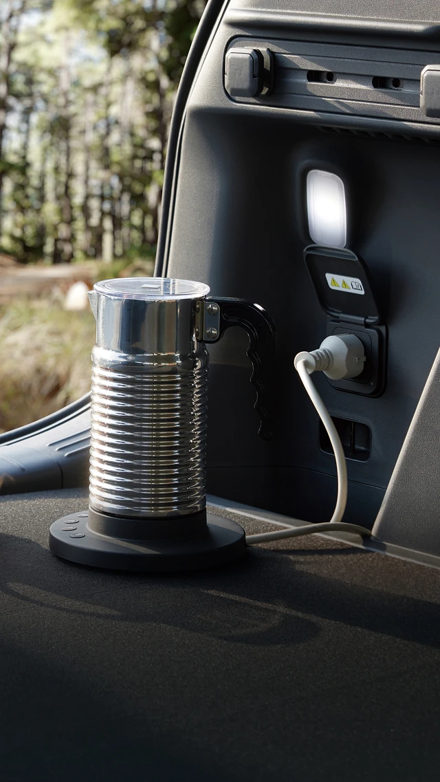 차량 실내 V2L 기능으로 전자기기를 사용하는 장면 이미지