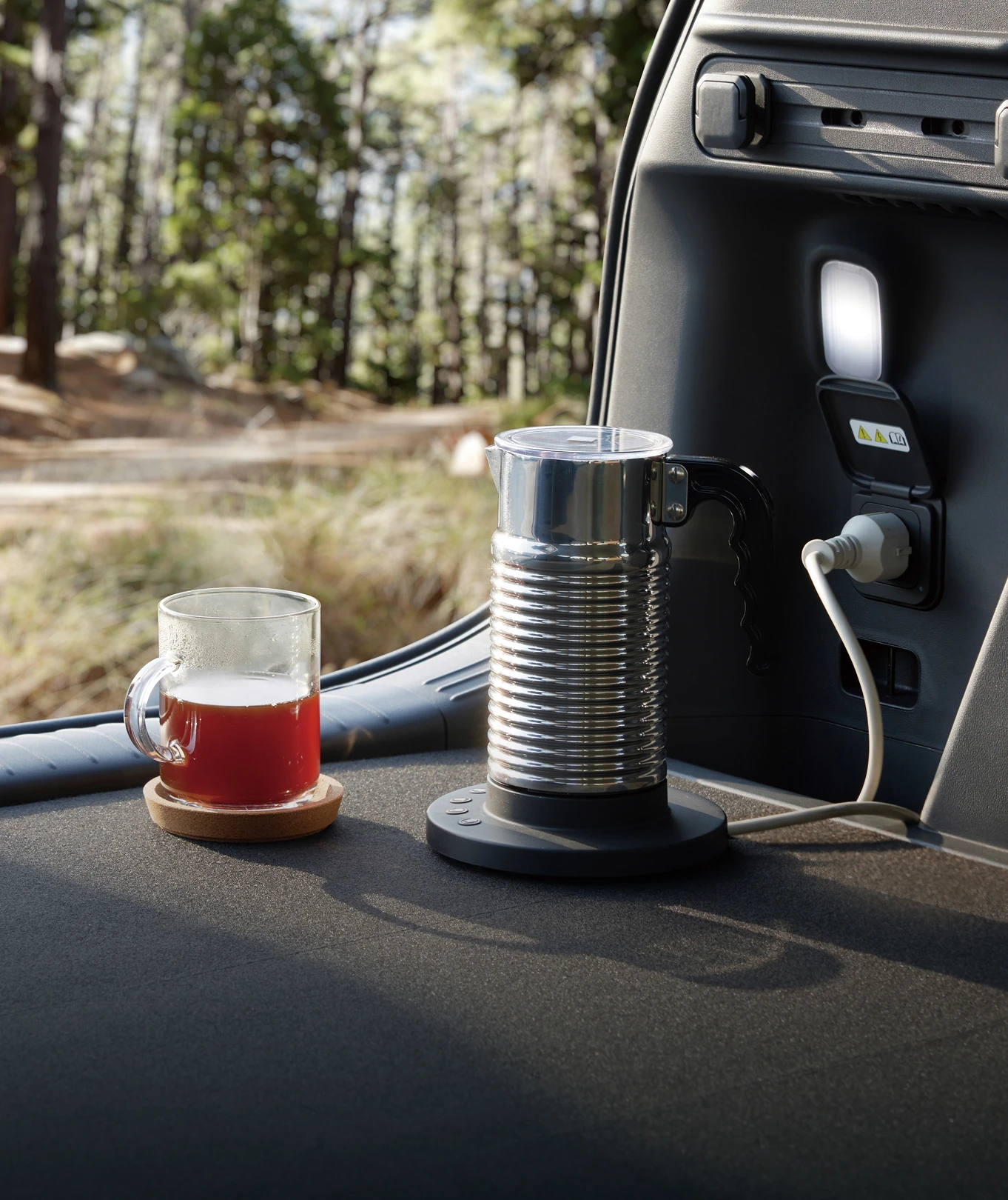 차량 실내 V2L 기능으로 전자기기를 사용하는 장면 이미지