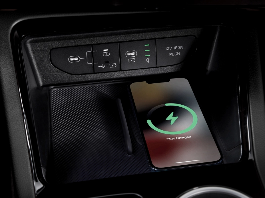 기아 차량 무선 충전 패드 사용 장면 이미지