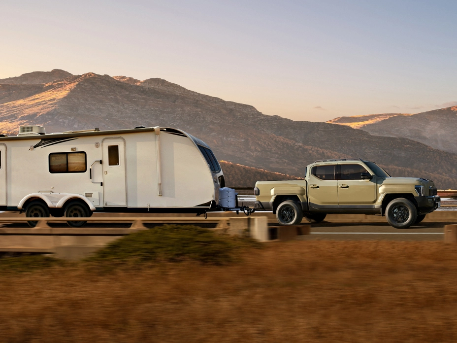 기아 SUV 차량이 트레일러를 견인하는 캠핑 장면 이미지