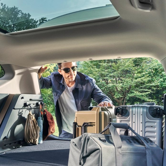 차량 트렁크를 열고 짐을 싣는 장면 이미지