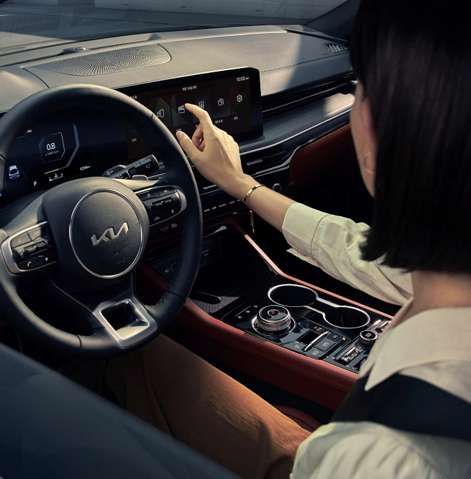 기아 차량 운전석에서 운전하는 장면 이미지
