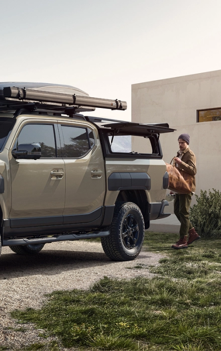 기아 SUV 차량과 캠핑 장비 이미지