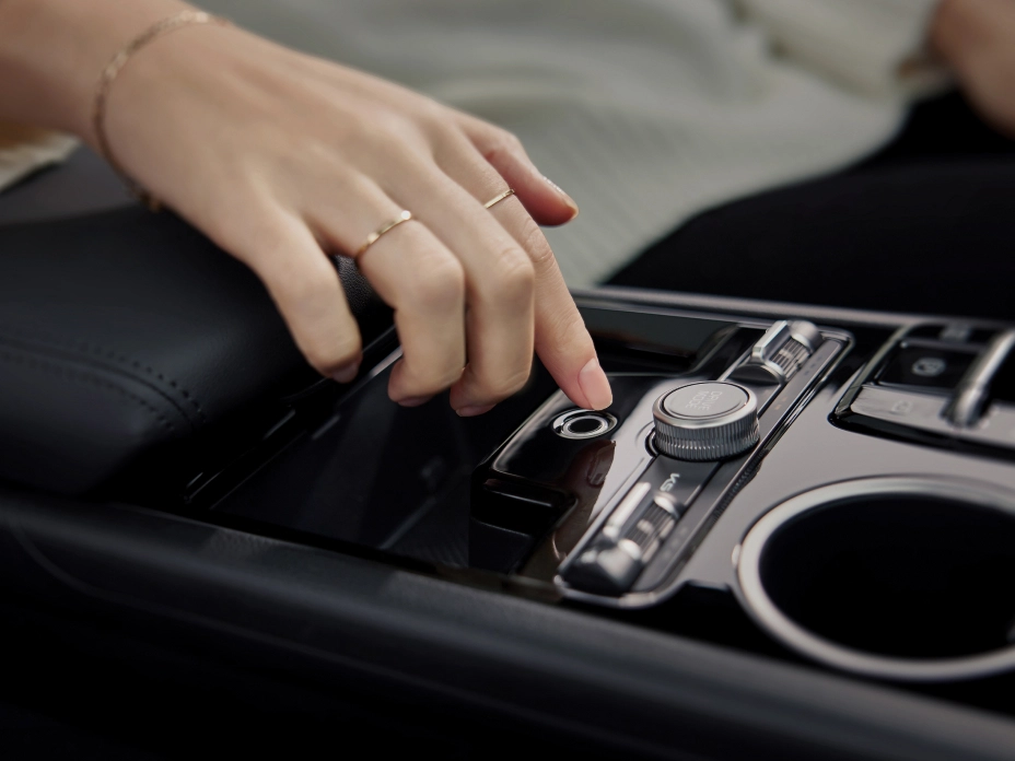 기아 차량 센터 콘솔 조작 장면 이미지