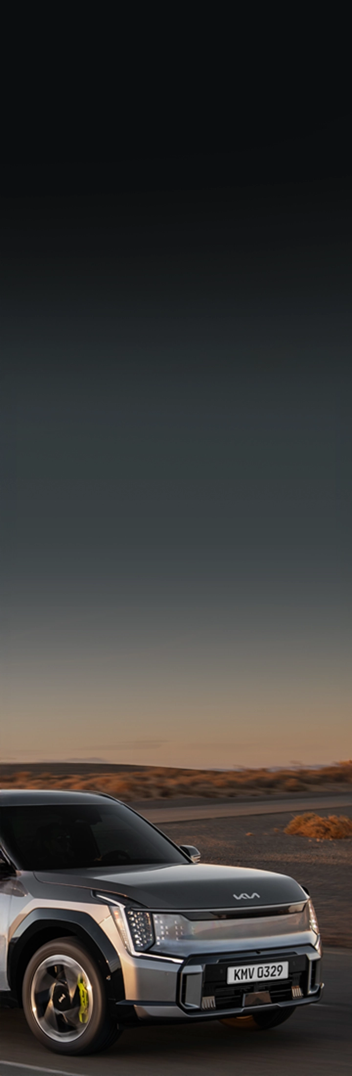 기아 EV9이 사막 도로를 주행하는 모습