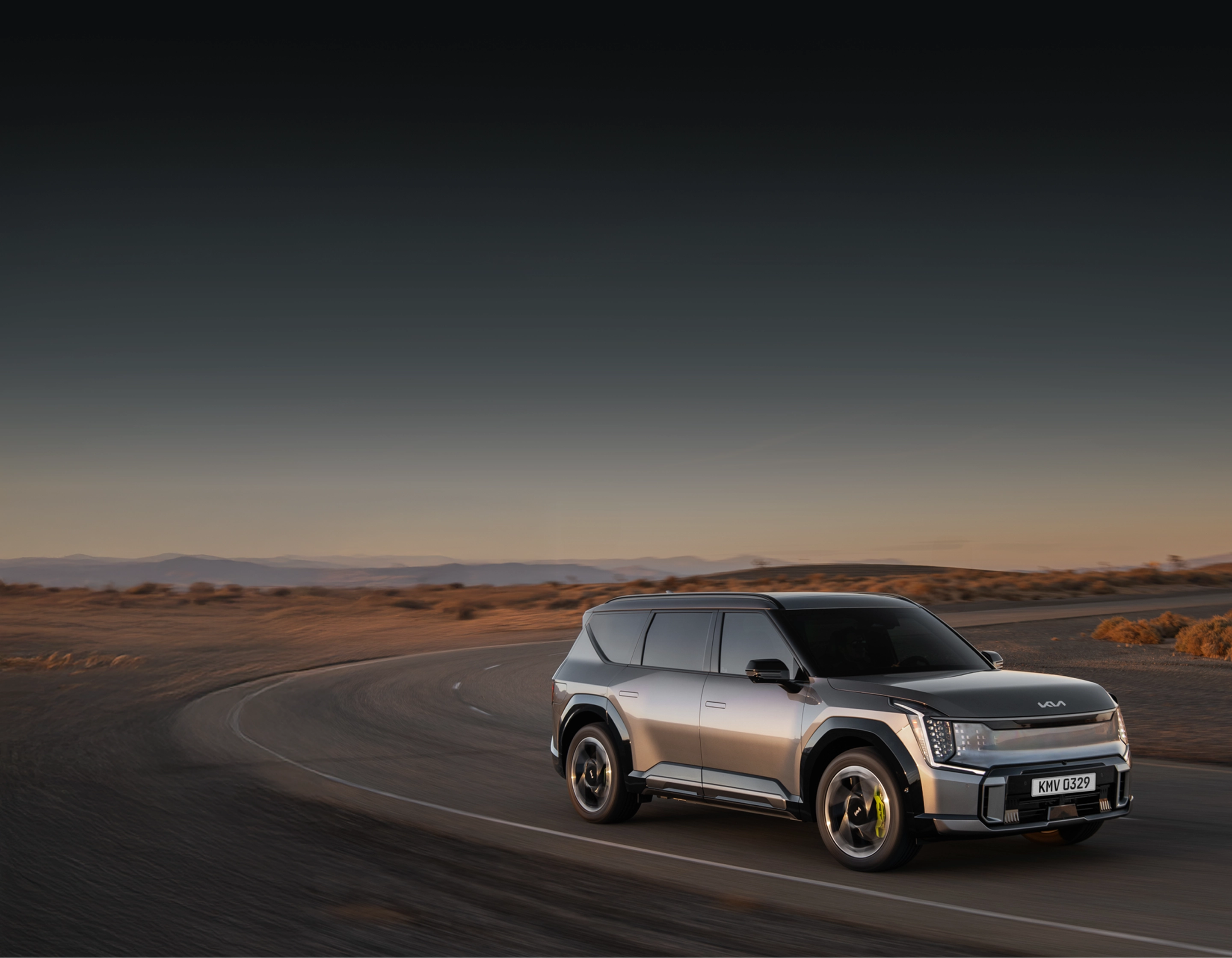 기아 EV9이 사막 도로를 주행하는 모습