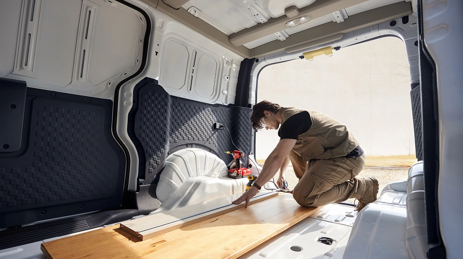 E-GMP.S 플랫폼 기반 PBV 차량 내부 작업 공간 활용 장면 이미지