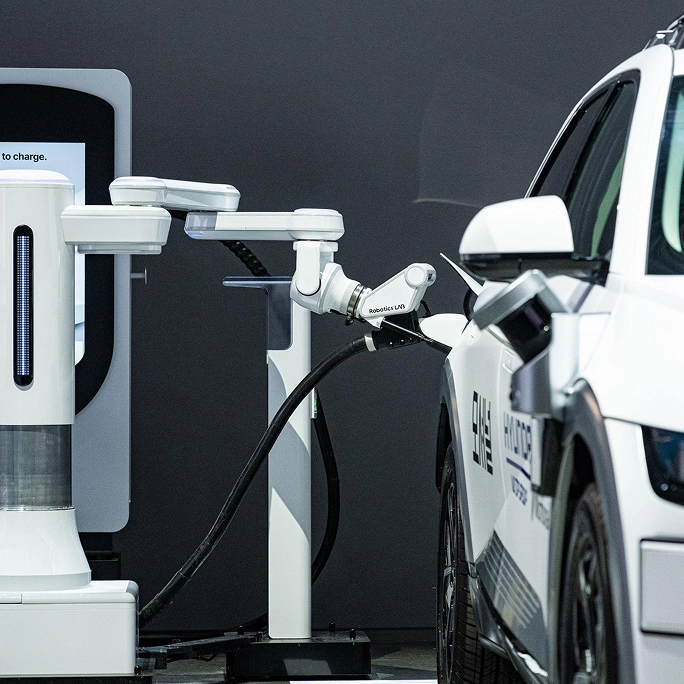 전기차 자율 충전 로봇 Automatic Charging Robot(ACR) 작동 이미지