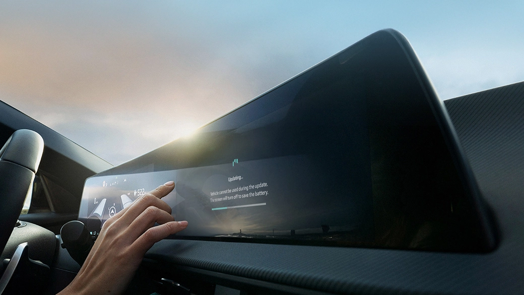 차량 디지털 디스플레이를 터치로 조작하는 장면 이미지