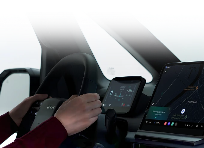 차량 내부 디지털 디스플레이와 모바일 기기를 사용하는 장면 이미지