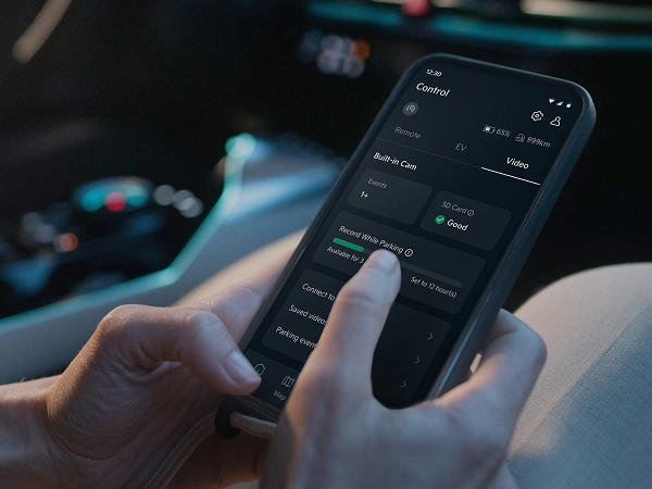 모바일 앱으로 차량 기능을 제어하는 장면 이미지
