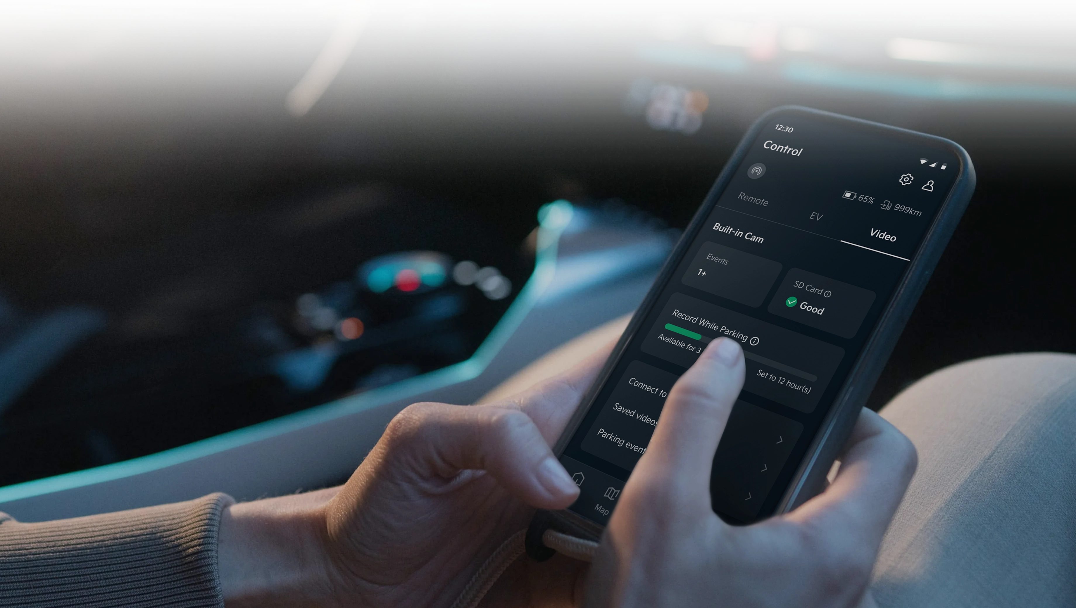 모바일 앱으로 차량 기능을 제어하는 장면 이미지