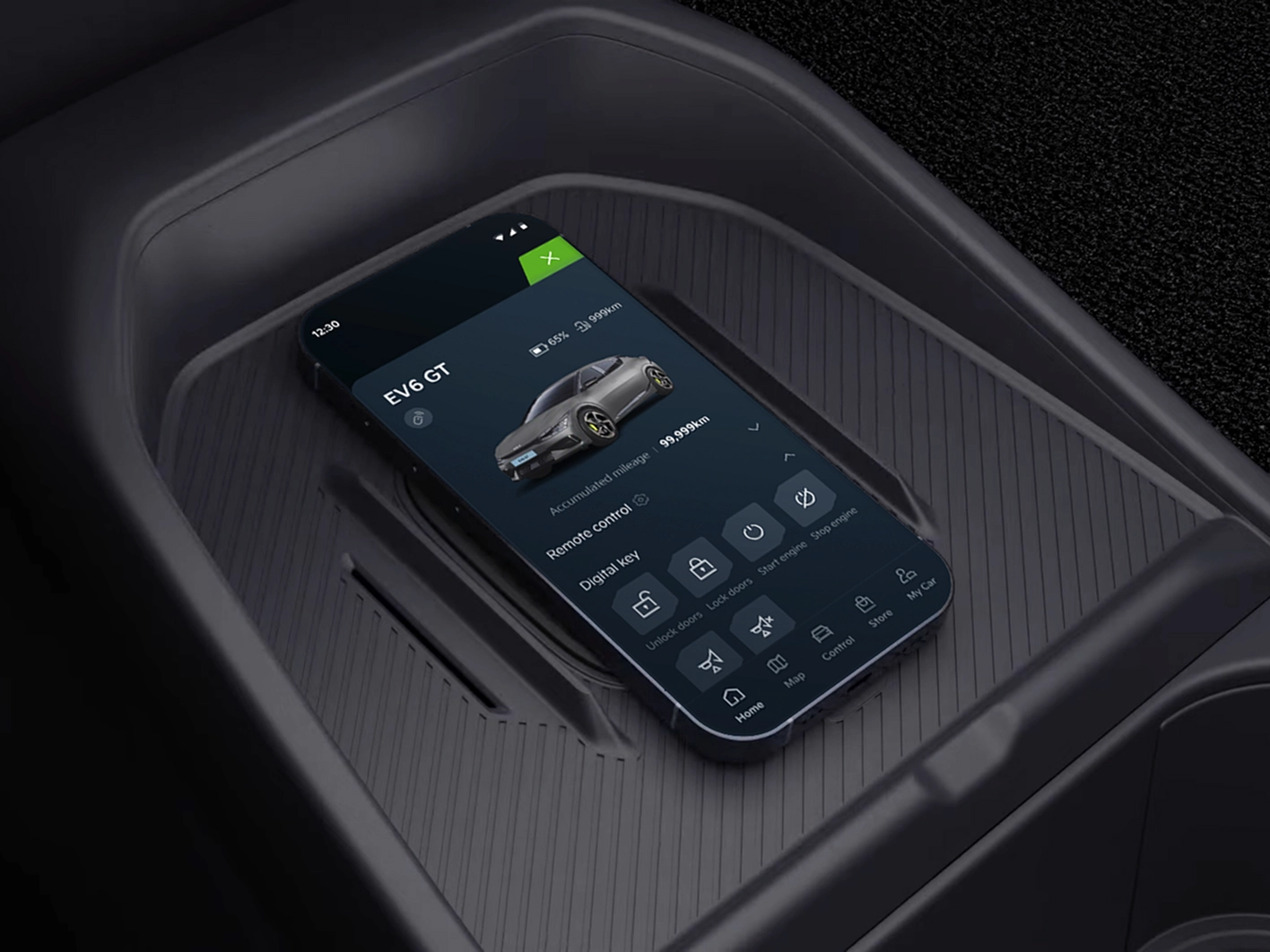 차량 무선 충전 패드 위에 스마트폰이 놓여 있는 이미지