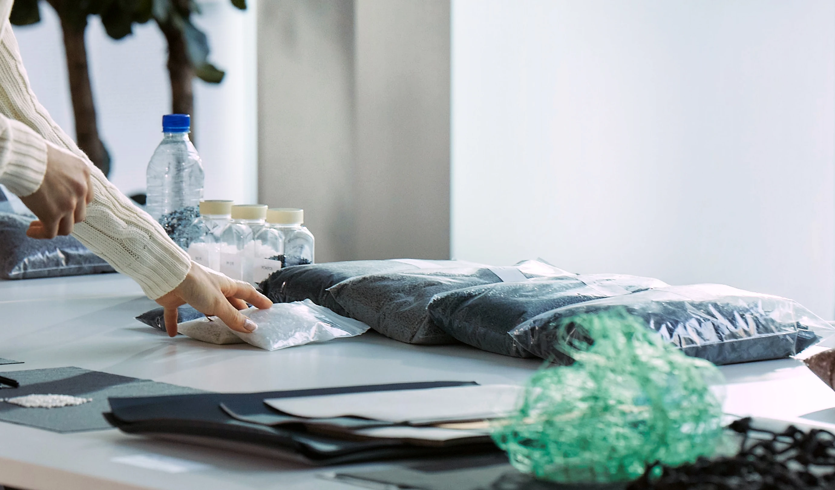 식물성 및 재활용 소재 샘플을 살펴보는 작업 장면