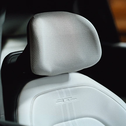 바이오 폴리우레탄 기반 대체 소재가 적용된 차량 실내 모습